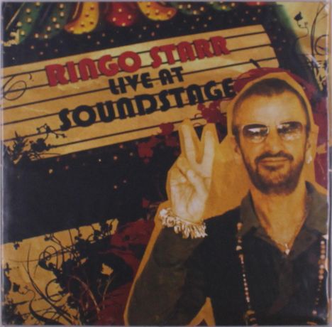 „Ringo Starr Live at Soundstage“ in roter und schwarzer Schrift, ein Mann zeigt das Peace-Zeichen.