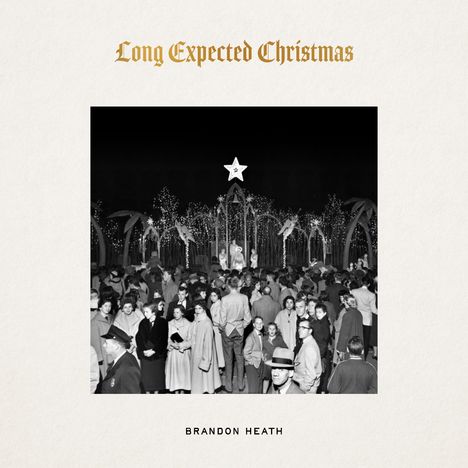 "Long Expected Christmas" und "BRANDON HEATH" auf beige Hintergrund. Zentrales Schwarz-Weiß-Foto einer Menschenmenge bei Nacht.