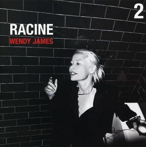 RACINE, WENDY JAMES in weißer und roter Schrift auf dunklem Hintergrund. Frauenporträt mit kurz blondem Haar in schwarz-weiß.