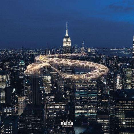 Eine nächtliche Skyline mit einem durchsichtigen Schlangenmotiv, das sich über die Gebäude legt. Unten ein Warnhinweis.