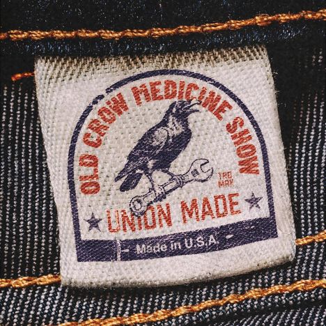 Etikett mit den Texten: "OLD CROW MEDICINE SHOW", "UNION MADE", "Made in U.S.A.", Krähe auf Schraubenschlüssel.