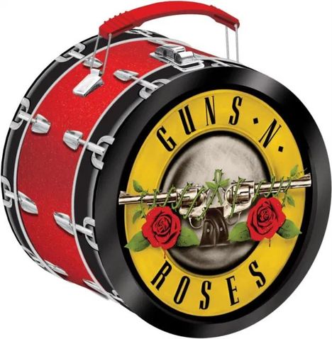 Der Text "Guns N' Roses" auf einem gelben Kreis ziert einen runden, roten Koffer mit einem Griff und Verschlüssen.
