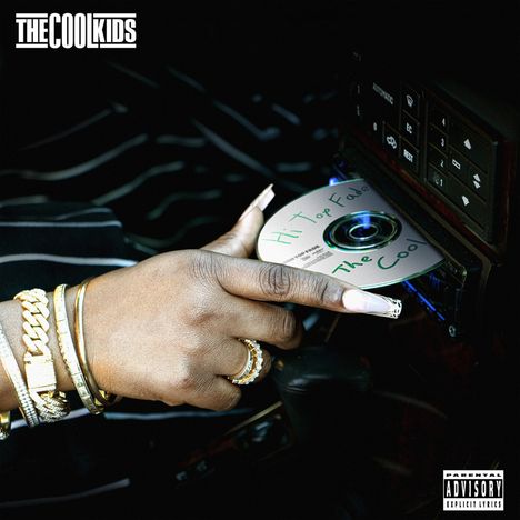 "THE COOL KIDS" oben, "Hi Top Fade, The Cool" auf einer CD, Hand mit Schmuck legt die CD in einen Auto-CD-Player.