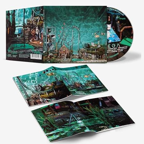Texte auf Buchcover und CD: "BODEGA" und "LEGO". Illustration mit surrealer Szenerie: Gebäude, Pflanzen, Wasser und Miniaturwelten.