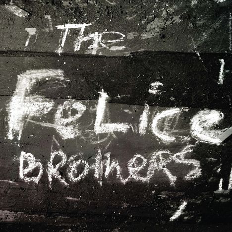 Die Wörter "The Felice Brothers" sind in weißer Kreideschrift auf einer dunklen, strukturierten Oberfläche.