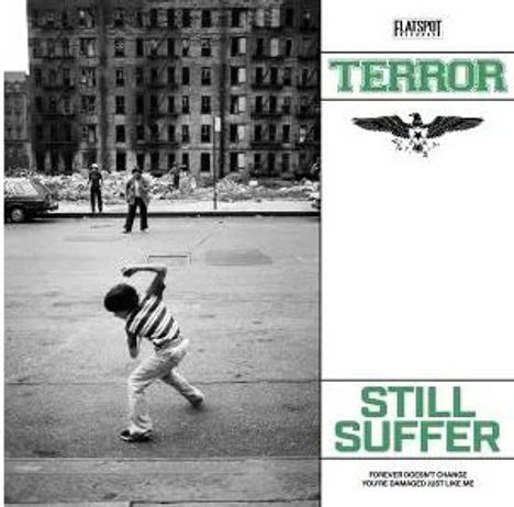 "TERROR" in Grün, oben mittig ein Adler. Unten "STILL SUFFER". Kind spielt in verlassener Stadtumgebung.