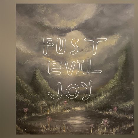 "FUST EVIL JOY" in weißen Buchstaben. Eine mystische Landschaft mit dunklem Himmel und Bergen im Hintergrund.