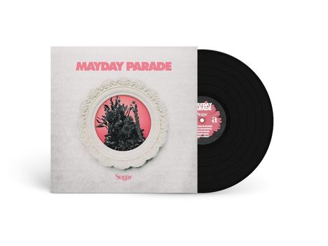 "Mayday Parade" und "Sugar" auf Albumcover. Kreismotiv mit schwarzen Pflanzen vor rosa Hintergrund. Vinyl daneben.