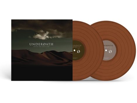 "UNDERØATH DEFINE THE GREAT LINE" steht auf einem Albumcover mit Dünenlandschaft und Wolken. Zwei braune Schallplatten.