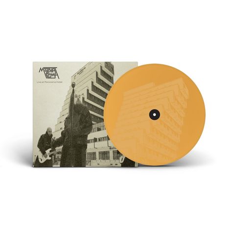 "Live at Panorama Hotel" steht auf einem Plattencover mit Illustration eines Gebäudes im Hintergrund und einer orangenen Schallplatte.