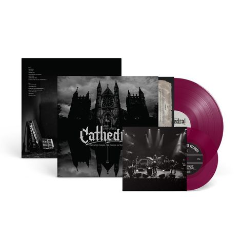 Text: "John Carpenter's Cathedral". 
Dunkles Cover mit gotischer Kathedrale, violette Vinyl-Schallplatten, Konzertfoto, Keyboard und Gitarre.