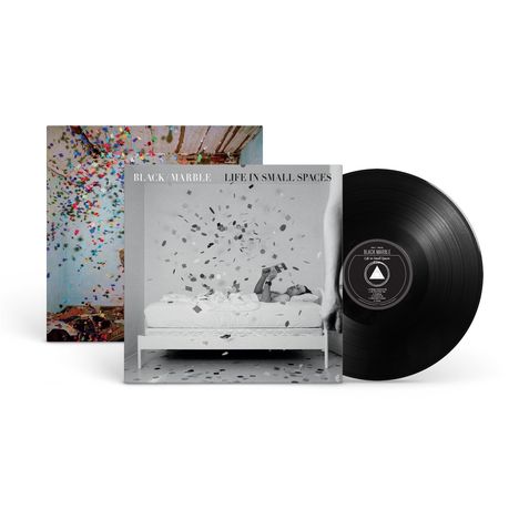Text: "BLACK MARBLE", "LIFE IN SMALL SPACES". Eine Schallplatte vor einem Albumcover, das einen Menschen im Bett zeigt.