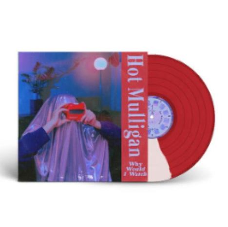 „Hot Mulligan, Why Would I Watch“. Ein rotes Vinyl und ein Cover mit einer verhüllten Person, die einen roten Sucher hält.