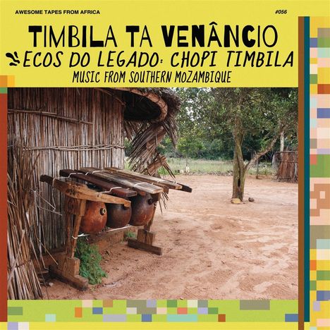 Musik aus Südmosambik von Timbila Ta Venâncio. Holzinstrument vor einer Hütte, umgeben von Natur.