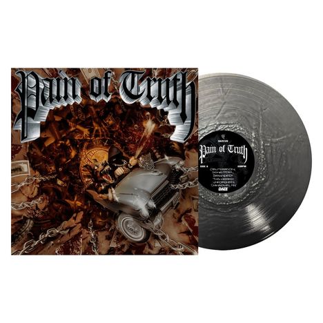 „Pain of Truth“ in gotischer Schrift. Illustration eines Autos inmitten von Chaos, Ketten und brennenden Elementen. Vinyl daneben.