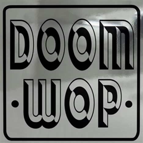 "DOOM WOP" steht in fetten, stilisierten Buchstaben auf silbernem Hintergrund, gerahmt in einem dicken schwarzen Rahmen.