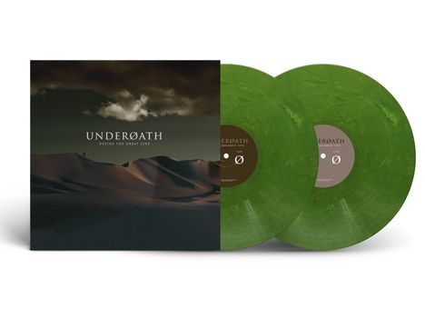 „UNDERØATH DEFINE THE GREAT LINE“. Zwei grüne Schallplatten und ein wolkiger Himmel über dunklen Sanddünen.