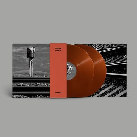 Text: "CRAVEN FAULTS SIDINGS." Zwei braune Schallplatten, schwarz-weißes Design mit Bahngleisen.