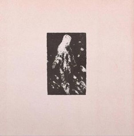 Ein rechteckiges, abstraktes Schwarz-Weiß-Bild mit einer zentralen, schemenhaften Gestalt auf blassem Hintergrund.
