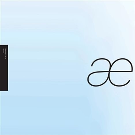 Text links: "Tri Repetae". Rechts schwarzes, stilisiertes "ae". Hintergrund in hellblau.