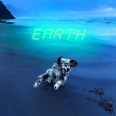 Der Text "EARTH" leuchtet in der Luft über einem Strand, ein fröhlicher Hund rennt auf nassem Sand vor einer Küstenlinie.