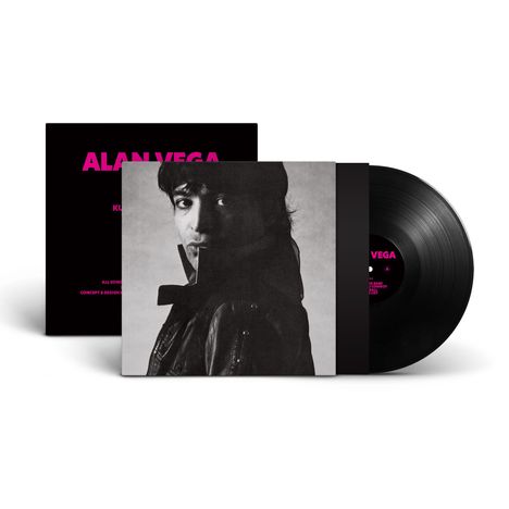 Cover mit violettem Text "ALAN VEGA". Schwarz-weiß Foto zeigt eine Person in Lederjacke, daneben eine Schallplatte.