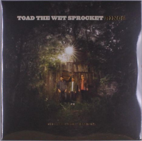 "Toad the Wet Sprocket" oben, "Rings" rechts oben. Drei Personen stehen in einem Wald, Sonnenlicht scheint durch Bäume.