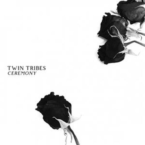 Text: "TWIN TRIBES CEREMONY". Drei schwarze Rosen auf weißem Hintergrund, minimalistisches Design.