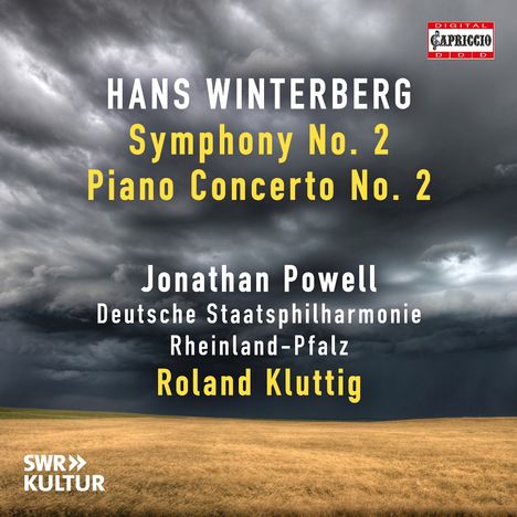 „Hans Winterberg, Symphony No. 2, Piano Concerto No. 2“ vor stürmischem Himmel über einem braunen Feld. Logo-Symbole vorhanden.