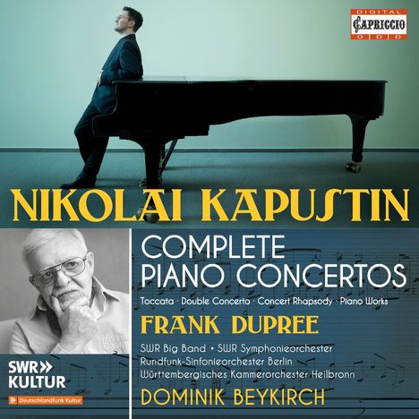"NIKOLAI KAPUSTIN: COMPLETE PIANO CONCERTOS. Frank Dupree, Dominik Beykirch. Ein Mann lehnt an einem Flügel."