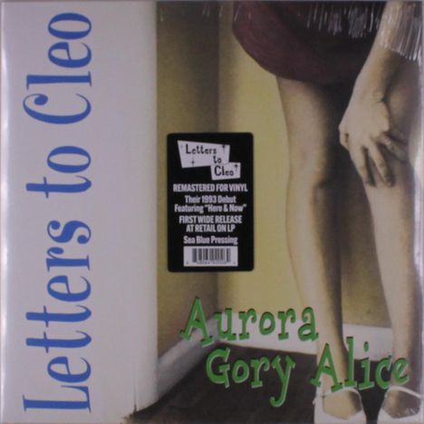 "Letters to Cleo" links in Blau. Etikett rechts über Beinen einer Person. Text: "Aurora Gory Alice" in Grün unten.