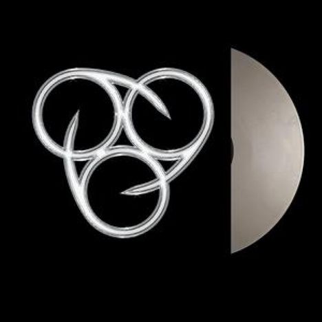 Keine erkennbaren Texte. Ein stilisiertes, silbernes Logo aus ineinander greifenden Ringen, rechts ein halber Kreis.