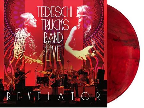 „TEDESCHI TRUCKS BAND LIVE“ und „REVELATOR“. Zwei Musiker im Profil, Gitarre spielend, auf rotem Hintergrund.