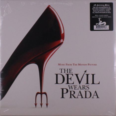 "Music From The Motion Picture THE DEVIL WEARS PRADA" steht neben einem roten High Heel, dessen Absatz eine Teufelsgabel bildet.