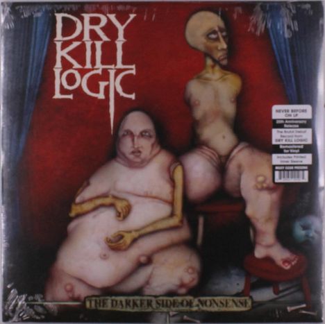 "DRY KILL LOGIC" und "THE DARKER SIDE OF NONSENSE". Surreale Gestalten, eine sitzt, die andere steht, vor rotem Vorhang.