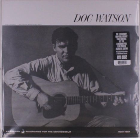 "Doc Watson" steht oben in großen Buchstaben. Ein Mann spielt Gitarre in Schwarz-Weiß-Aufnahme. Links unten Text.