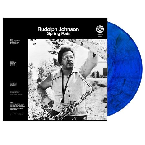 "Rudolph Johnson Spring Rain" steht weiß auf schwarz. Schwarz-Weiß-Foto eines Mannes mit Saxophon. Vinyl in Blau.