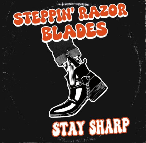 "STEPPIN' RAZOR BLADES" oben, "STAY SHARP" unten in Retro-Schrift. Illustration eines Stiefels mit Rasiermesser.