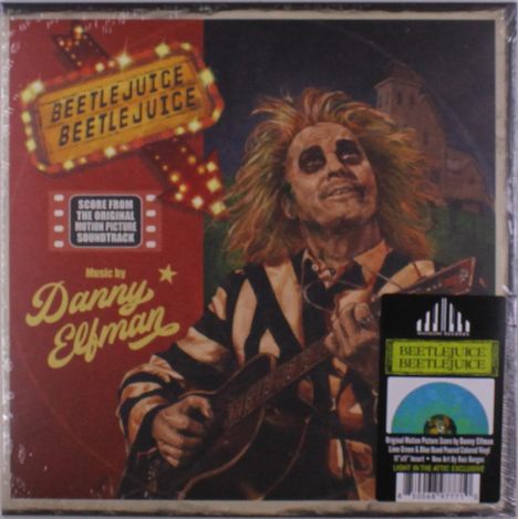 "Beetlejuice Beetlejuice" und "Music by Danny Elfman". Ein Mann mit wildem Haar spielt Gitarre, trägt gestreiften Anzug.