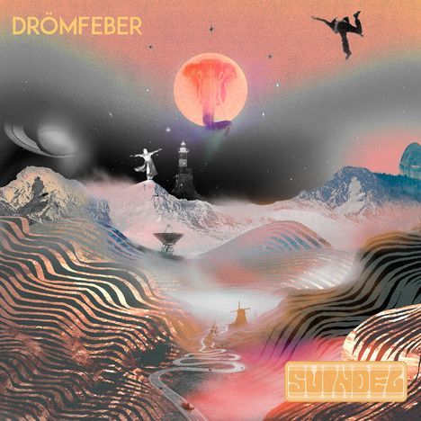 Text: "DRÖMFEVER" und "SUNDEZ". 
Illustration: Fantastische, surrealistische Landschaft mit Bergen, einem Leuchtturm und tanzenden Figuren im Himmel.