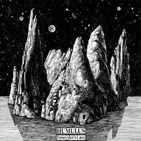 Text: "HUMULUS Smuggler's Cave". Illustration von schroffen Felsformationen unter einem sternenklaren Himmel.