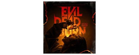 „EVIL DEAD BURN“, „Original Motion Picture Soundtrack“, „Music by Double Danger“. Dunkle, feurige Szene mit trinkender Person.
