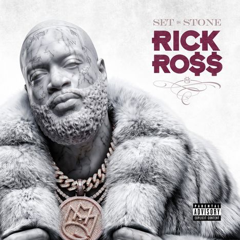 "Set in Stone" und "Rick Ross" in großen Buchstaben, darunter eine marmorartige Büste mit Fellmantel und großem Anhänger.