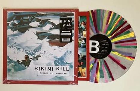 "BIKINI KILL" und "REJECT ALL AMERICAN" auf einem CD-Cover. Links ein bunt gefärbtes Vinyl mit einem Schwarz-Weiß-Label.