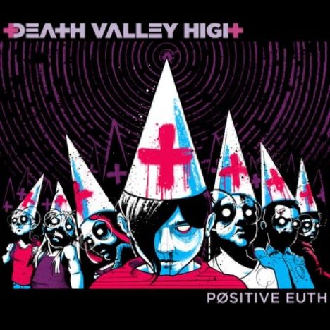 "Death Valley High" oben, "PØSITIVE EUTH" unten. Illustration: Figuren mit Hüten mit roten Kreuzen, psychedelischer Hintergrund.