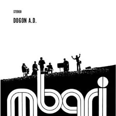 Text: "STEREO DOGON A.D. mbari". Silhouetten von sieben Musikern auf einer erhöhten Fläche.