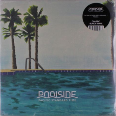 Kreisförmiges Label: "CLASSIC BLACK VINYL". Unten Text: "POOLSIDE PACIFIC STANDARD TIME". Palmen und Pool.
