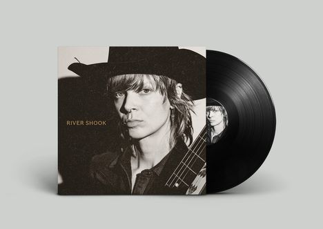 Text: "RIVER SHOOK". Ein Mensch mit schwarzem Hut und Gitarre auf einem Plattencover. Eine Schallplatte ist daneben.