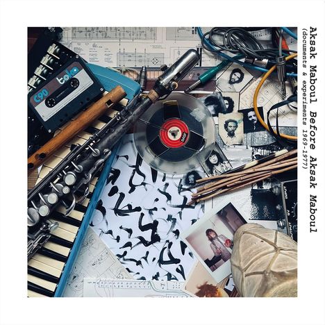 Text rechts: "Aksak Maboul Before Aksak Maboul (documents & experiments 1969-1977)". Eine Mischung aus Musikinstrumenten, Fotos und Kabeln.