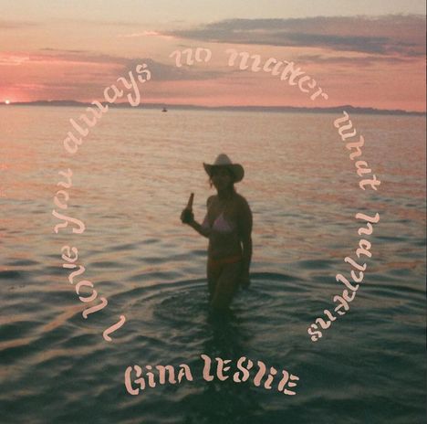 Text: „I love you always no matter what happens“, „Gina Leslie“. Frau im Wasser bei Sonnenuntergang mit Hut und Flasche.